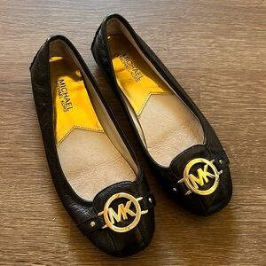 Michael Kors flats 

Black with gold details 

Size: 7.5M